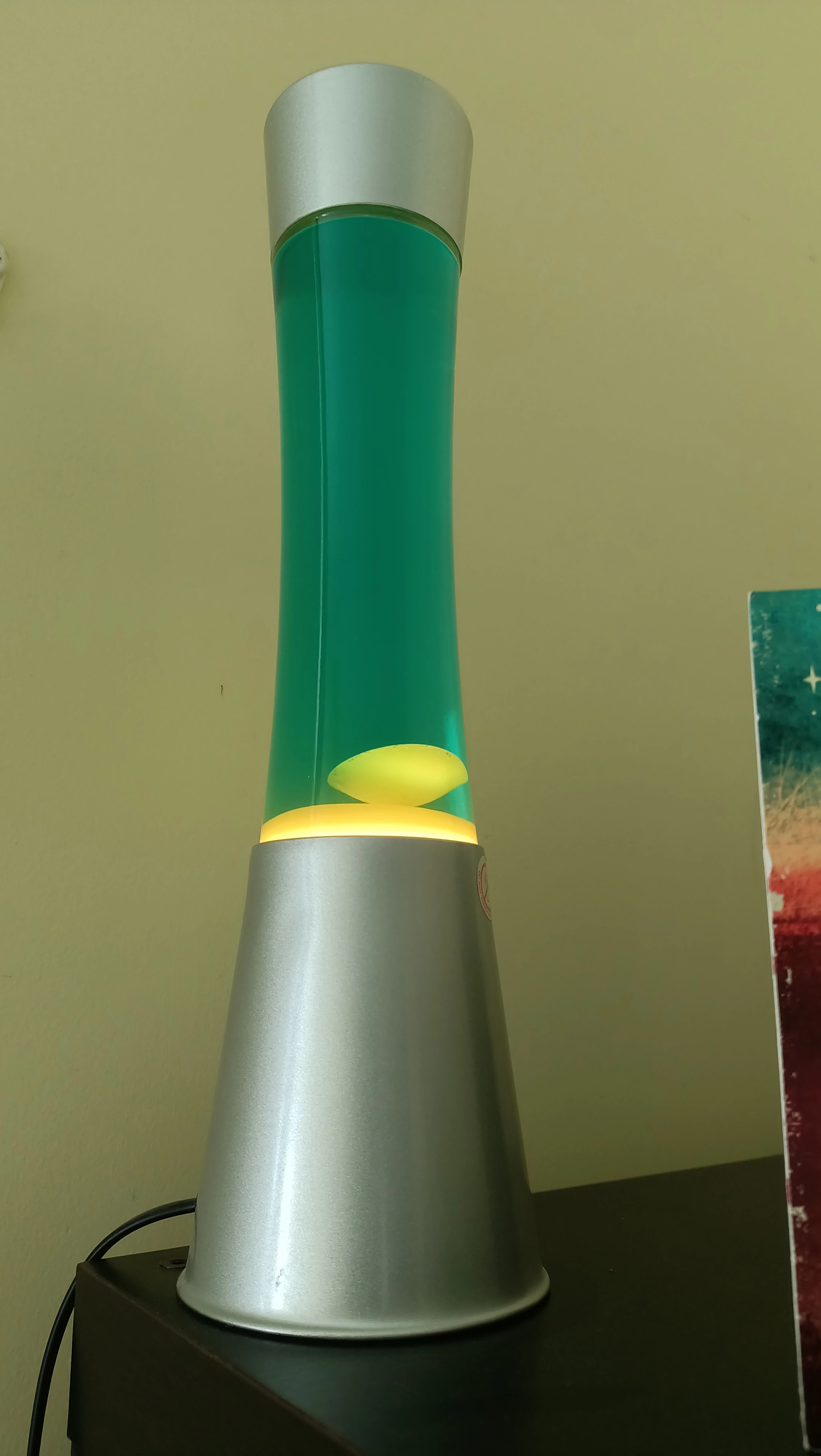 Stylish Lava Lamp & Colorful Alien Egg for a Unique Ambiance